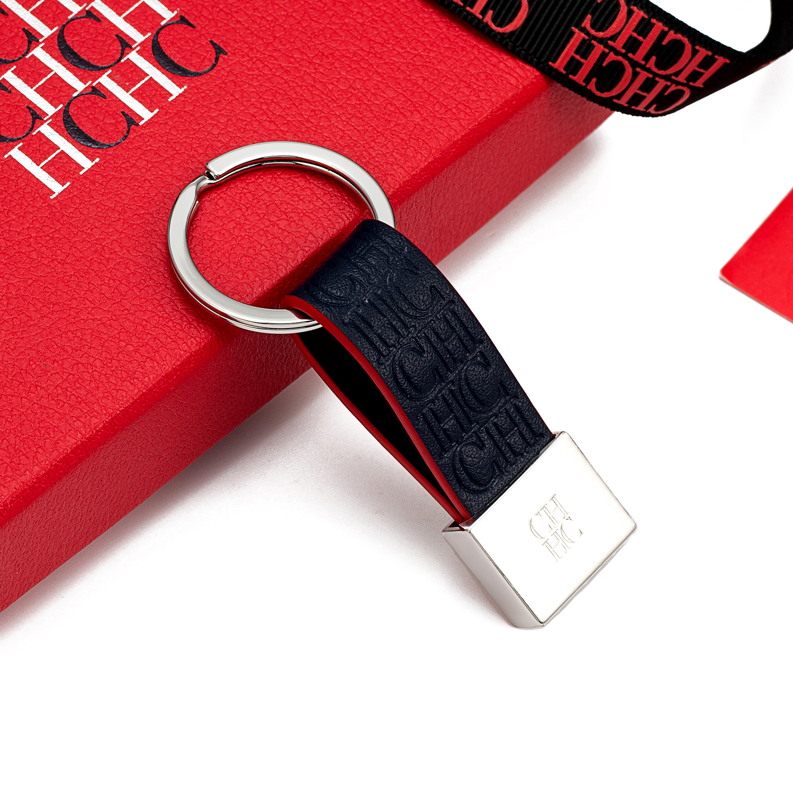 Monogram Keychain Leather - حلقة مفاتيح جلدية منقوشة بشعار CH