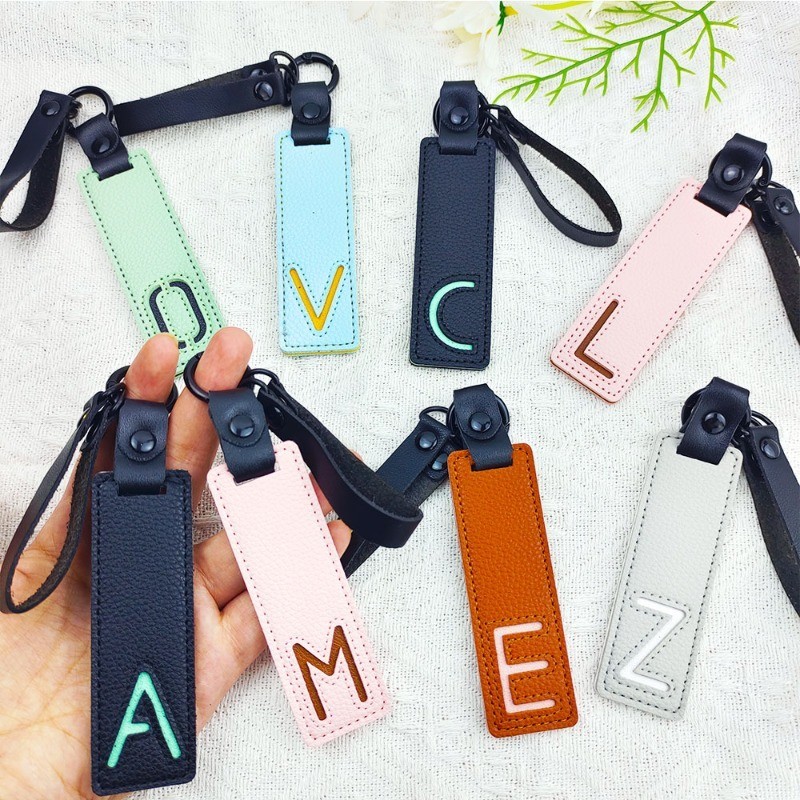 Monogram Keychain Leather - سلسلة مفاتيح كلاسيكية من الجلد الصناعي