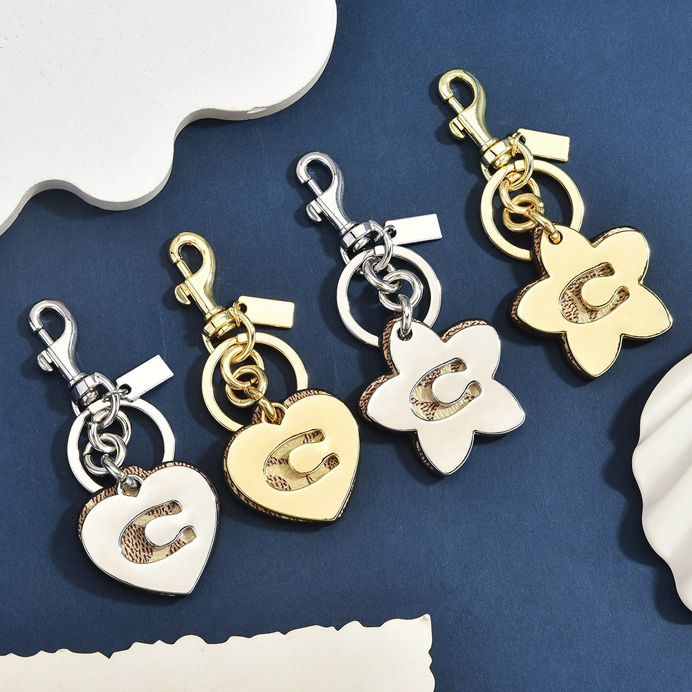 Monogram Keychain Leather - سلسلة مفاتيح بتعليقة حقيبة بتصميم حرف