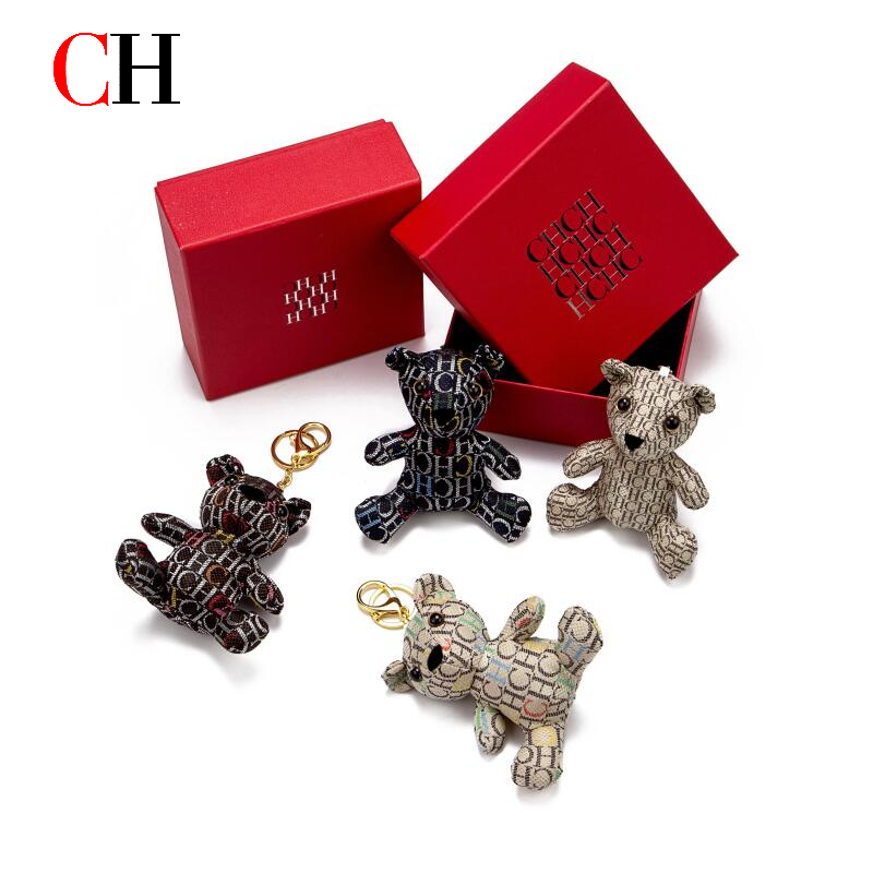 سلسلة مفاتيح على شكل دب من CH  - مراجعة Monogram Keychain Leather وسعره
