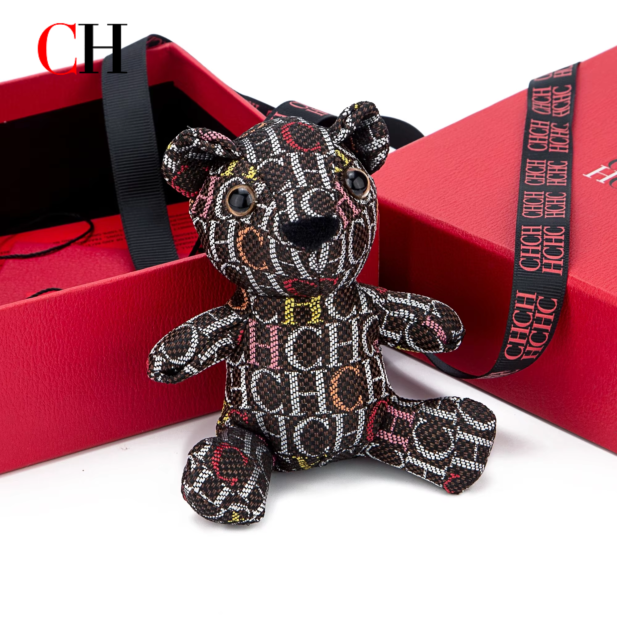 سلسلة مفاتيح على شكل دب من CH  - مراجعة Monogram Keychain Leather وسعره