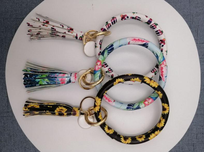 عباد الشمس الصبار بحروف المفات - مراجعة Monogram Keychain Leather وسعره