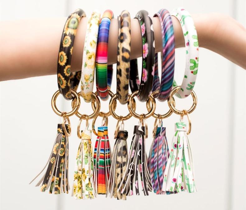 عباد الشمس الصبار بحروف المفات - مراجعة Monogram Keychain Leather وسعره