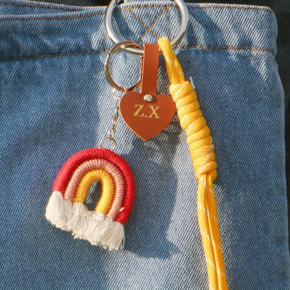 ميدالية مفاتيح ماكرامي مخصصة ب - مراجعة Monogram Keychain Leather وسعره
