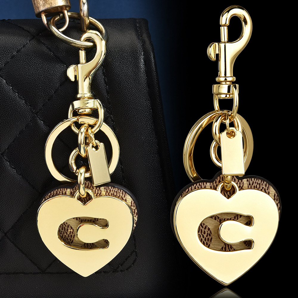 تعليقة حقيبة جلدية بتصميم مونو - مراجعة Monogram Keychain Leather وسعره