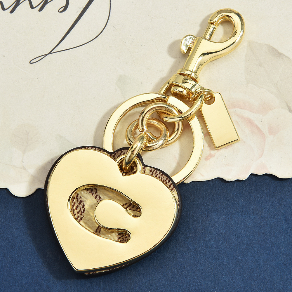 تعليقة حقيبة جلدية بتصميم مونو - مراجعة Monogram Keychain Leather وسعره