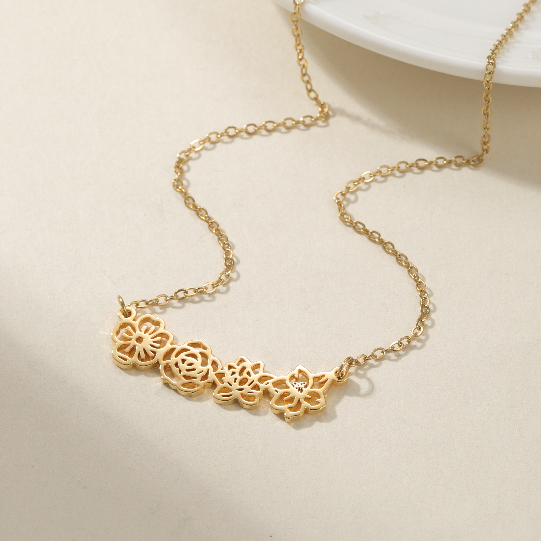قلادة مخصصة بزهرة الميلاد، سوا - مراجعة Birth Flower Necklace وسعره