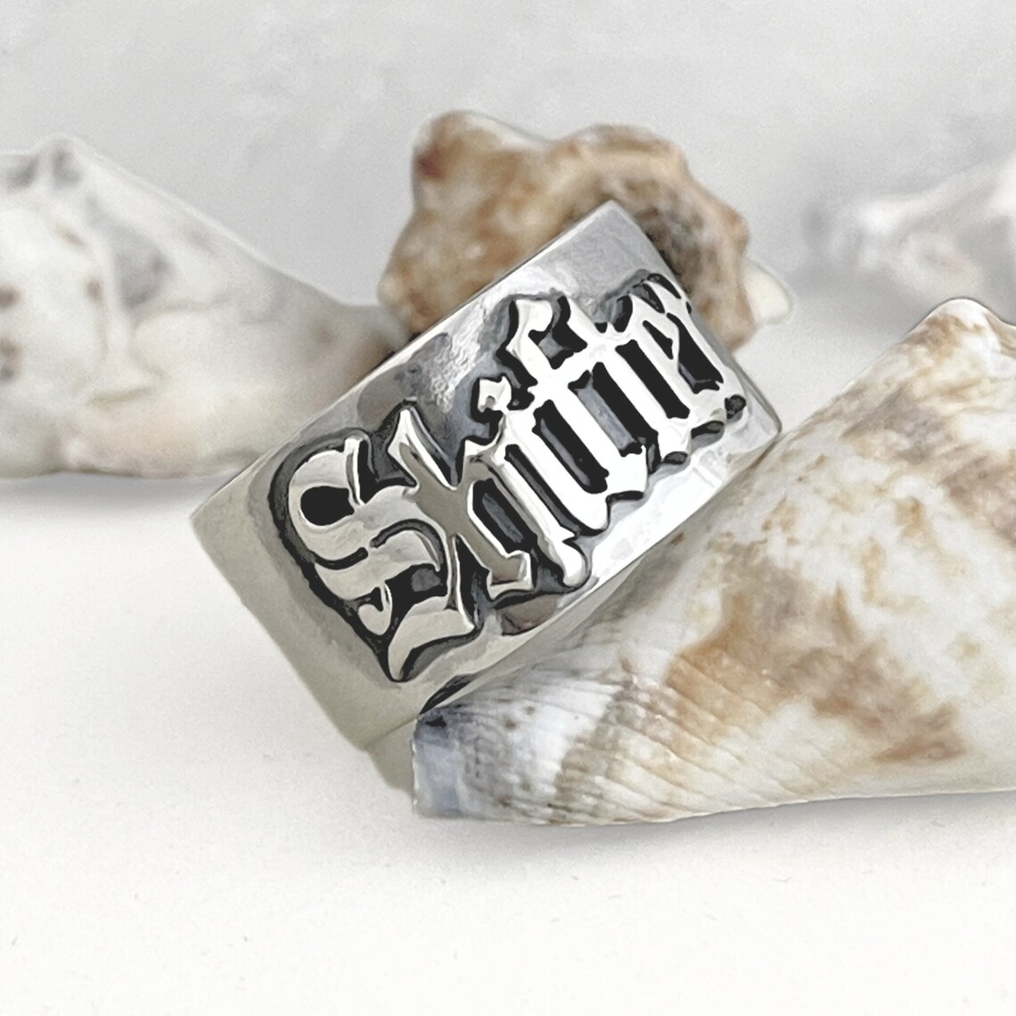 12 مللي متر الرجال القوطية خوا - مراجعة Initial Ring Custom وسعره