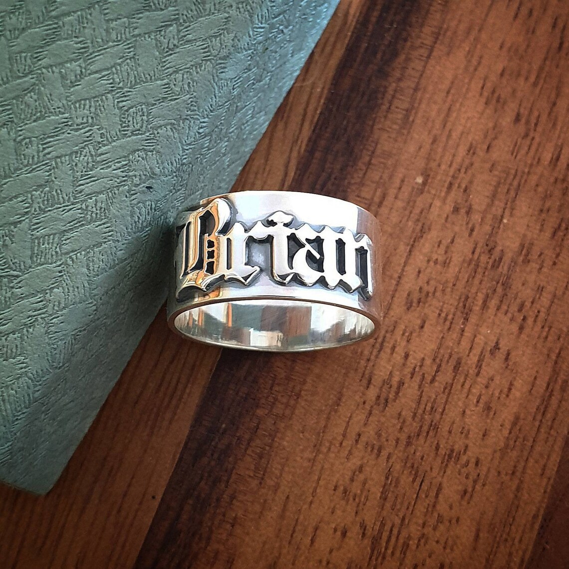 12 مللي متر الرجال القوطية خوا - مراجعة Initial Ring Custom وسعره