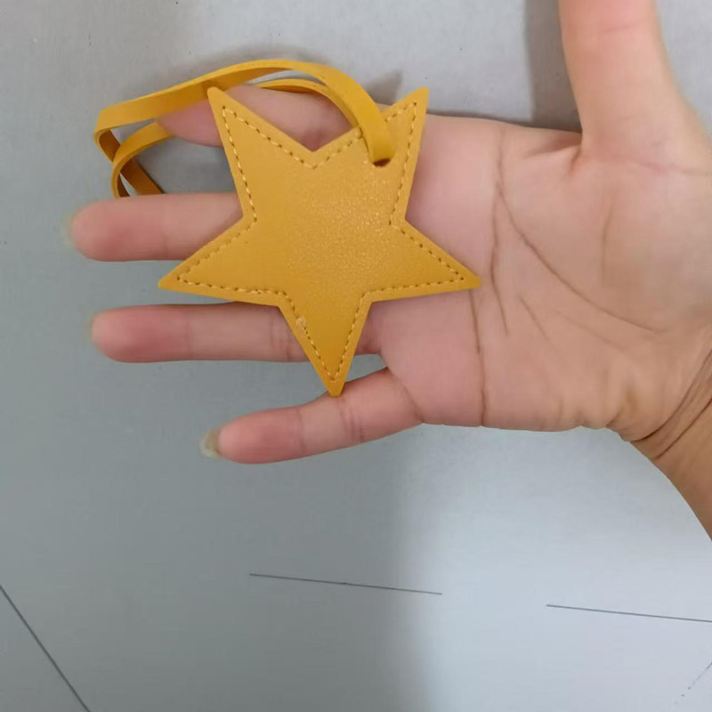 الأحرف الأولى الحرة نجمة خماسي - مراجعة Monogram Keychain Leather وسعره